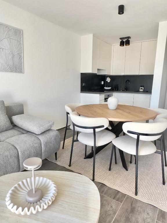 Romantic 3 Bedroom Apartment 150m from the beach & free parking spot - B&B Kruševo