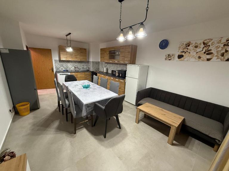 SeaWave Vodice, big apt for 8 near the beach! - Chambres d'hôtes Vodice