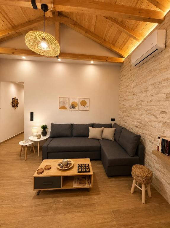 Boutique Home with Private Courtyard in Mani - B&B Kámpos
