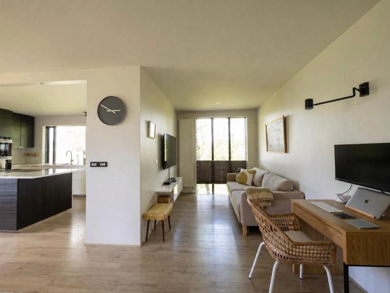 Spacious 4BR Home with Esja and Bay Views - Sleeps 8 - B&B Reikiavik