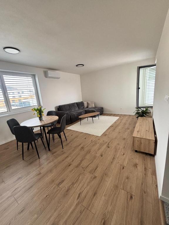 Nový byt Marhuľová s terasou a parkovaním - B&B Trenčín