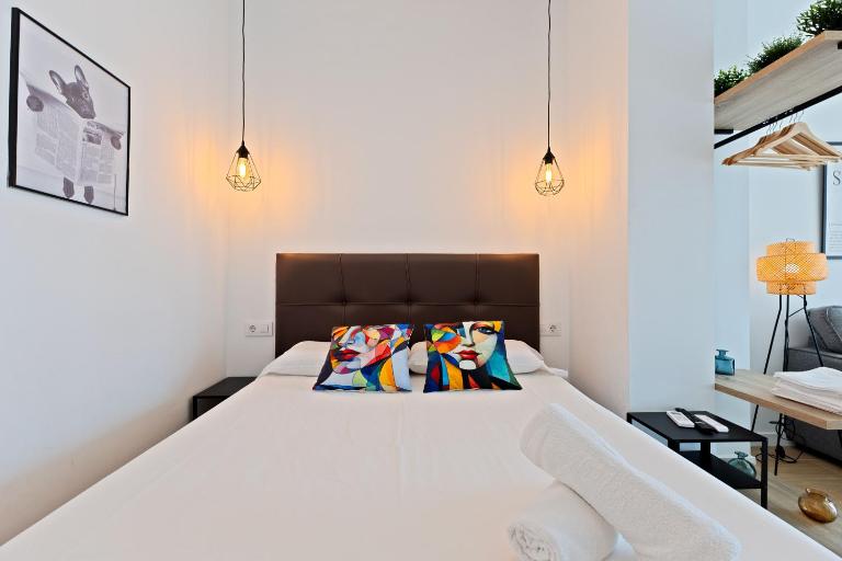 Delfín - Entire Apt - Near Beach and Stadium by Río Turia Apartments - Bed and Breakfast Valencia