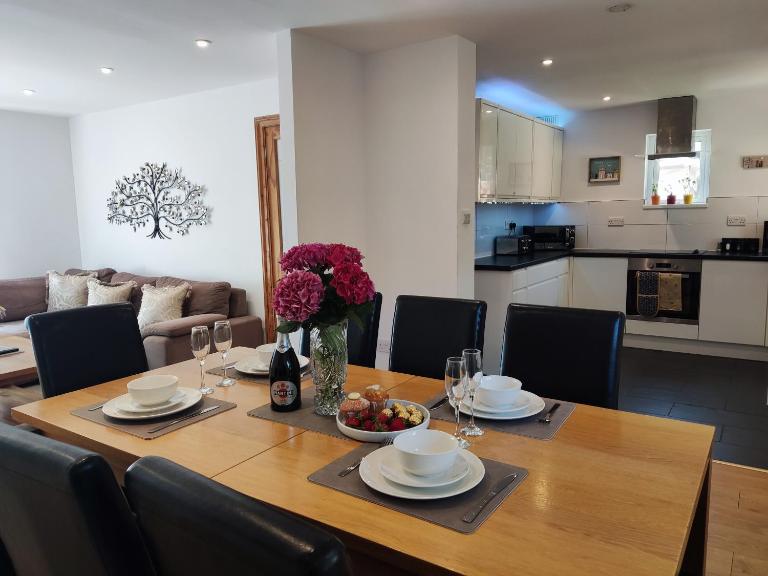3 Bedroom house, Garden, Parking , Wi-fi, Smart TV, Contractor stay, close to the Beach, Shops, Hospital, Airport - B&B Bournemouth