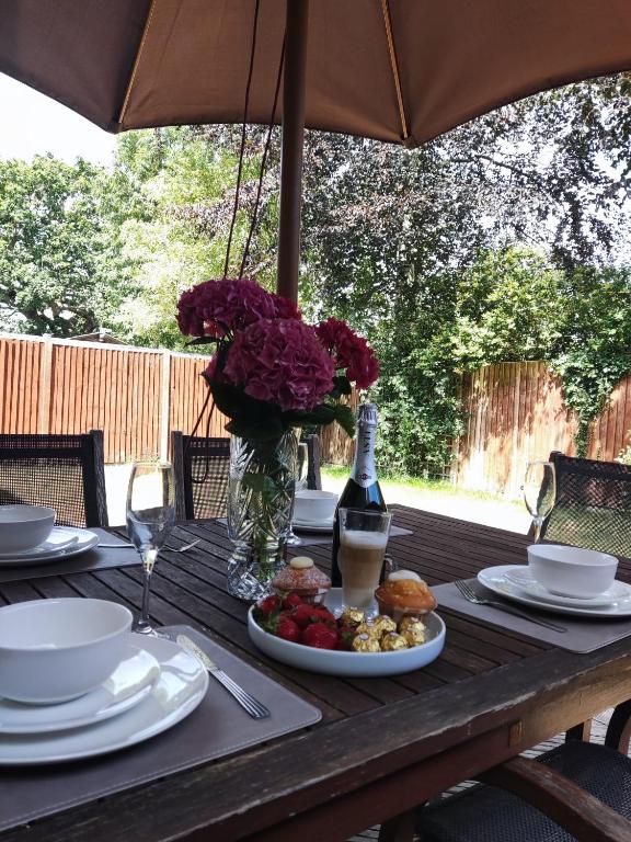 3 Bedroom house, Sleeps up to 10, Garden, Parking , Wi-fi, Smart TV, close to the Beach, Shops, Hospital, Airport, contractor stay - B&B Bournemouth