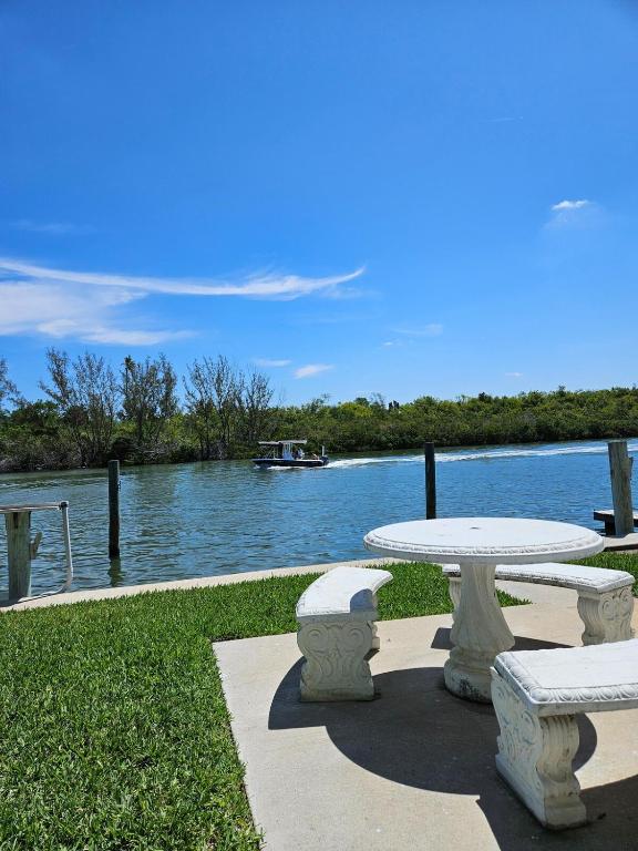 Steps to Gulf - Waterfront - Pool - B&B Clearwater Beach
