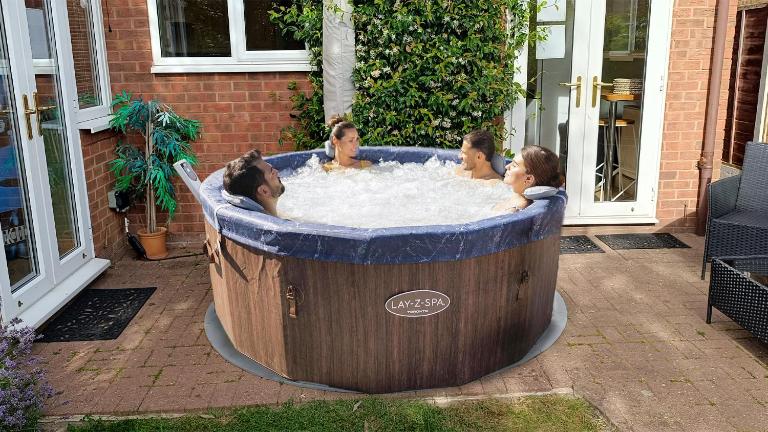 Sleeps 8-10 Cotswold Home with Hot Tub & Parking - Chambres d'hôtes Churchdown
