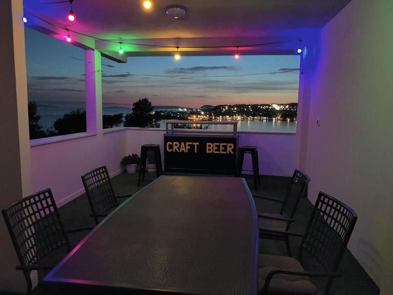 Apt with a large terrace and a beautiful view - B&B Strašnik