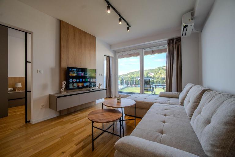 Vik Lakefront Oasis - Beachfront Apartment with Sunset Balcony & Elevator - B&B Ocrida