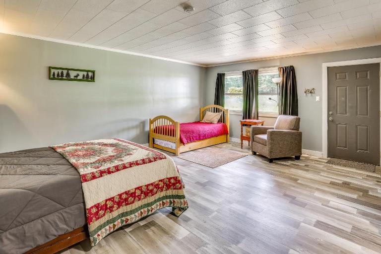 Walk to Main St & Schroon Lake! Cozy Upstate Gem - Ferienwohnung Schroon Lake