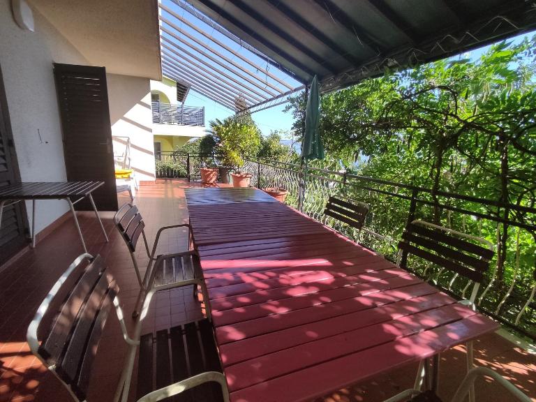 Very big cheap apartment for big families very close to Sea, 3Air-Conditiners - Chambres d'hôtes Dramalj