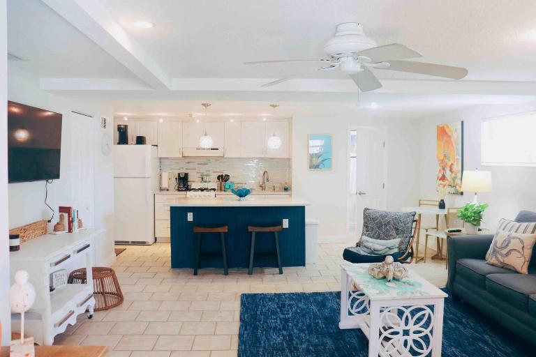 Lala's Beach House, Two! - B&B New Smyrna Beach