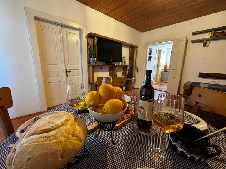Apartment Gradina View - Top Floor - B&B Ledenice