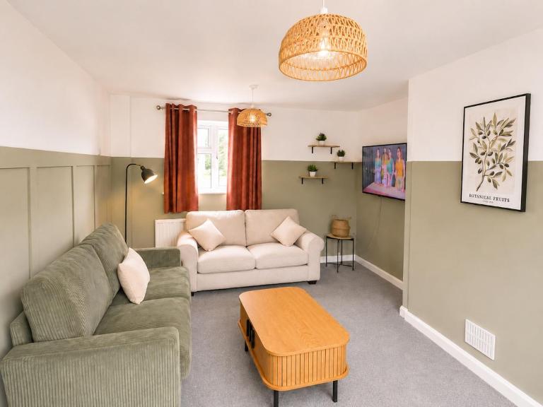 3BR Retreat Pets Welcome Garden Parking - Bed and Breakfast Bredfield