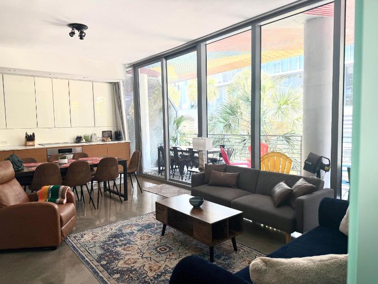 Wynwood Art Loft with Huge Balcony and gated parking - Ferienwohnung Miami