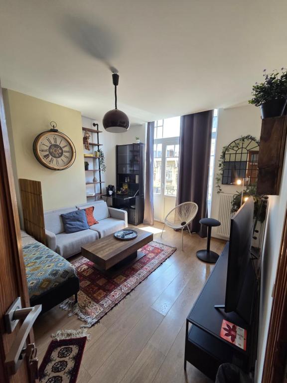 Pb155, balcony with street view - B&B Bruselas