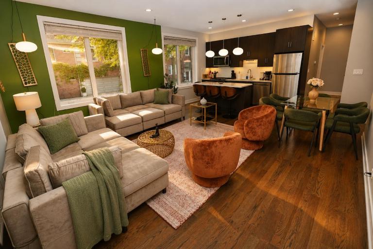 Stylish 5BR West Loop Retreat with Optional Parking - B&B Chicago