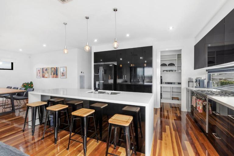 Bayview Luxe- Sleeping 14, Pet Friendly, Views- 4 bedroom, lounge with sofa beds - B&B Curlewis