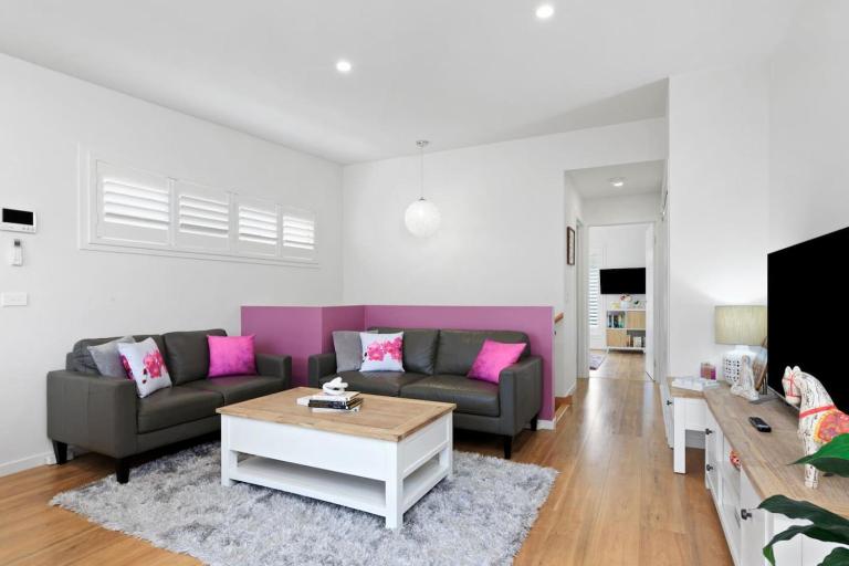 Kismet 3 bedroom luxury townhouse secure back yard walk to the beach and shops Family friendly Double garage parking WIFI - Chambres d'hôtes Ocean Grove