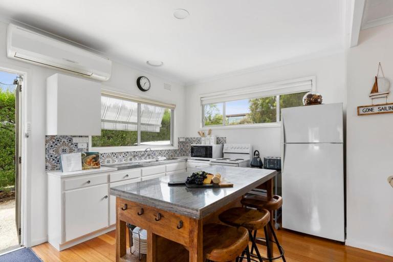 The Shack- Walk to beach, sleeping 4, fireplace, pet friendly! - B&B Saint Leonards