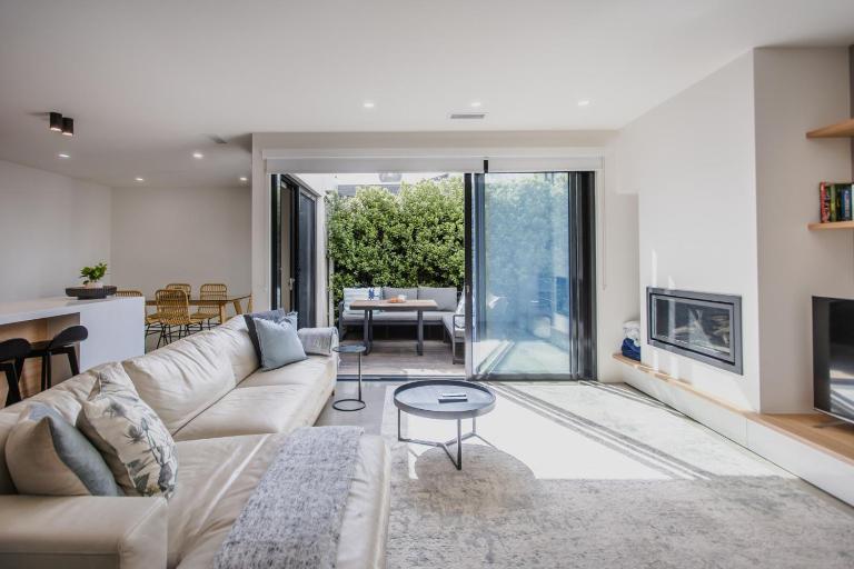 Luxury Avenue Retreat-Sleeps 8, Fireplace, Central, Garage, 4 bedroom, 2 bathroom, BBQ - Chambres d'hôtes Ocean Grove
