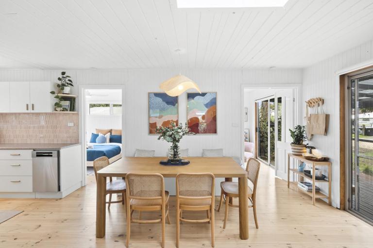 Swan Beach House for 7 Pet friendly Modern Aircon Walking distance to Beach and walking tracks - B&B Saint Leonards