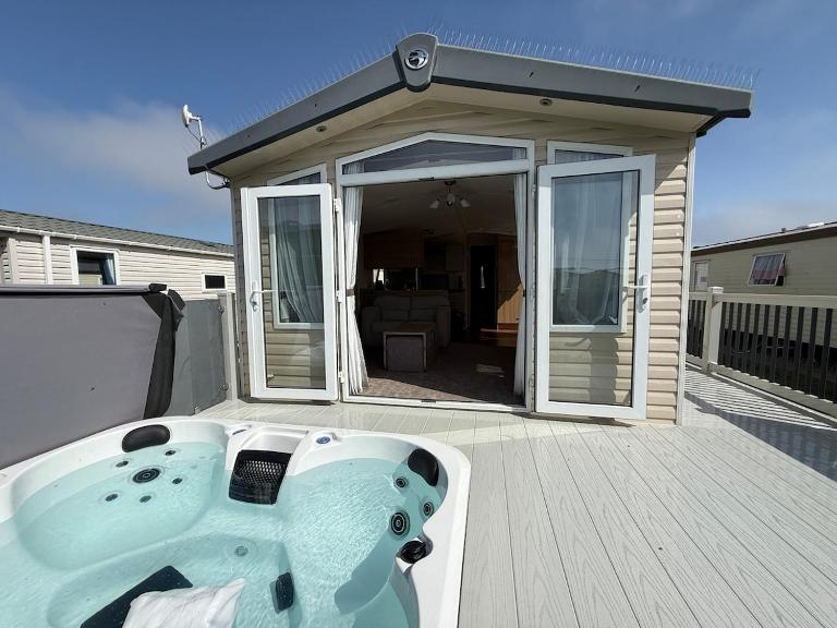 Sunnymede E9 - HOT TUB caravan - Fantasy Island - pet friendly, wifi, bed linen - Meadow Lakes Caravan & Lodge Hire - B&B Ingoldmells