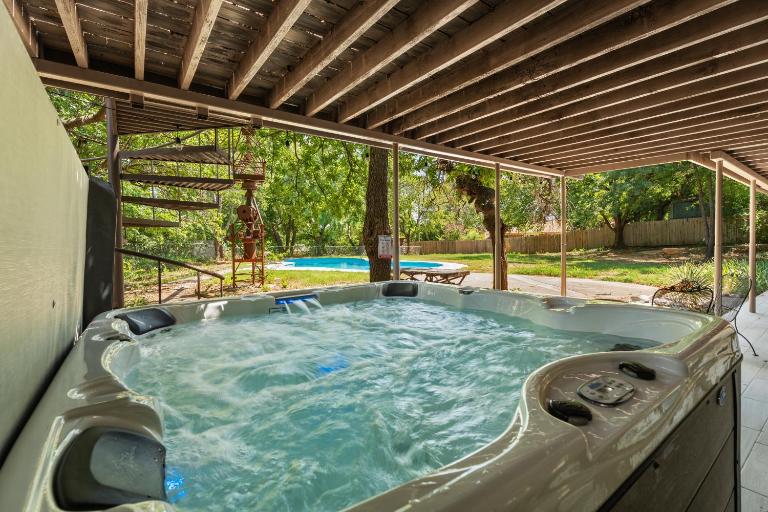 6BR Home Sleeps 14 Hot Tub Game Room - Bed and Breakfast Warr Acres