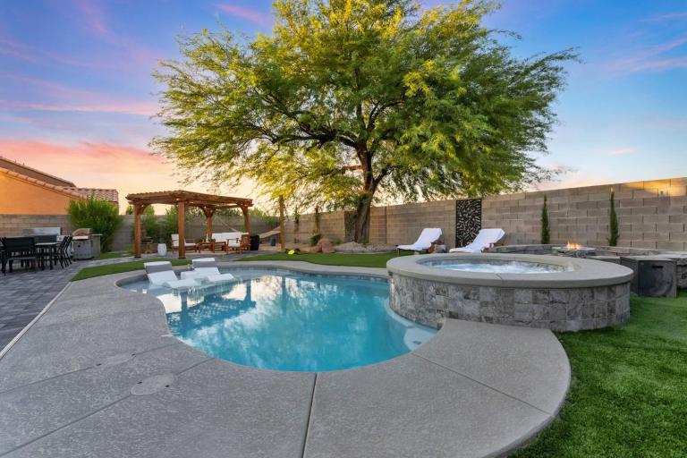 Luxury and Harmony in a 6BR Dream Villa; Pool, Hot Tub, Game room, Near the Las Vegas Strip - B&B Las Vegas