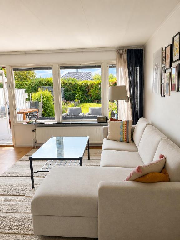 Central House Landvetter - Sunny Large Terrace, 15 mn from Gothenburg, Free parking - B&B Gothenburg
