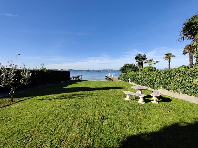 Trilocale Sporting con giardino privato e WiFi - Sunset Beach - B&B Sirmione