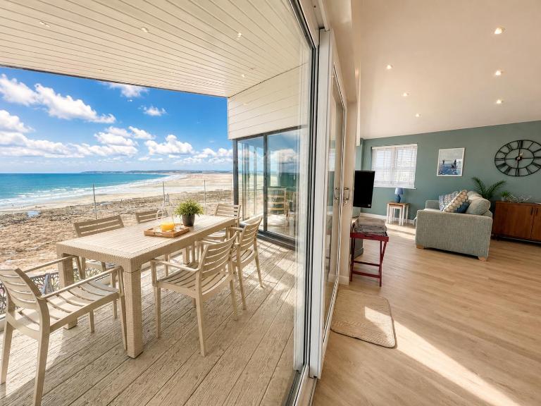 Stylish 3-Bed Seaview Retreat with Balcony - Steps from the Beach - Westward Ho! - Chambres d'hôtes Westward Ho!