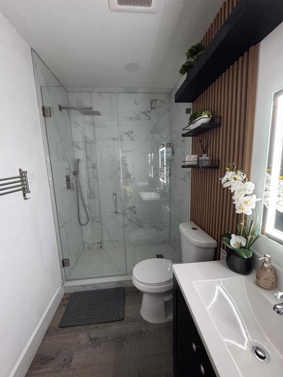 Modern Private Studio Near USF Busch Gardens - Ferienwohnung Tampa