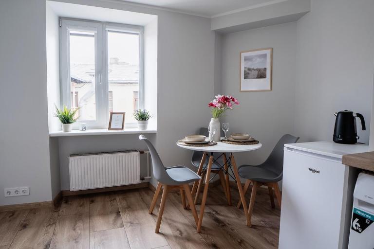 Warm Minimalist Studio Stay - B&B Riga