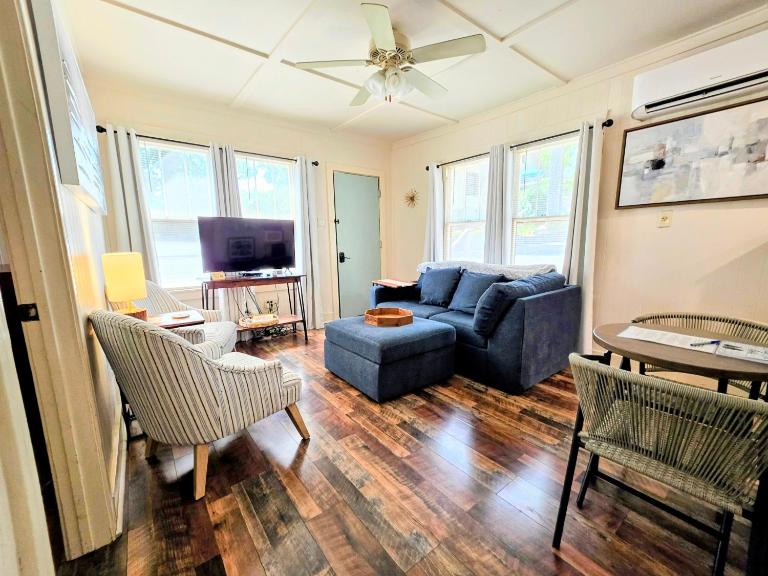 #05 - Lakefront Two Bedroom Cottage- Pet Friendly - Bed and Breakfast Hot Springs