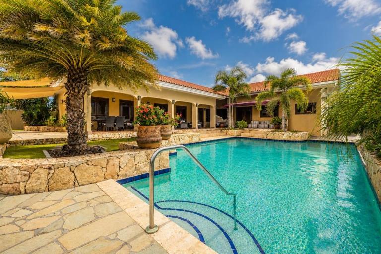 5BR Family Bed Pool Villa Serene Grace By Bocobay - Bed and Breakfast Oranjestad