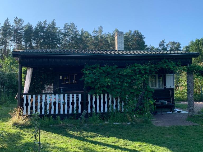 Dacza Warmińska, domek letniskowy na jeziorem - Chambres d'hôtes Sząbruk