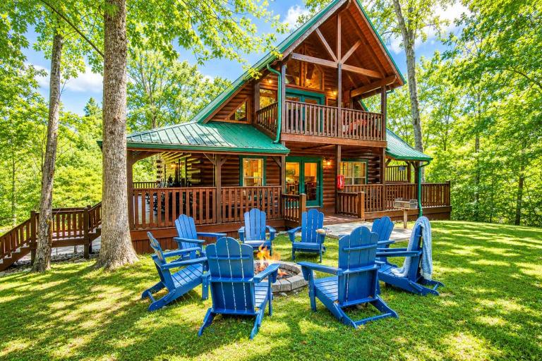 Gatlinburg Getaway - Private Theater & Hot Tub - B&B Gatlinburg
