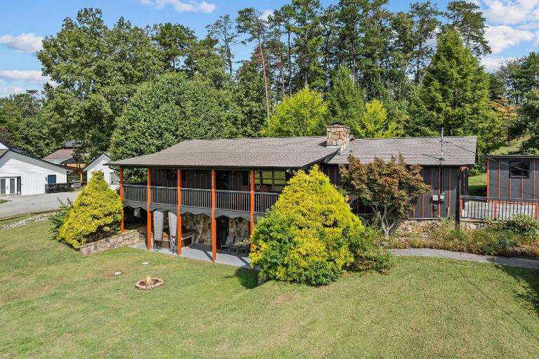 Firelight Cabin-Free Dollywood Ticket, 4 BR, 2 BA home with mountain views - Bed and Breakfast Sevierville