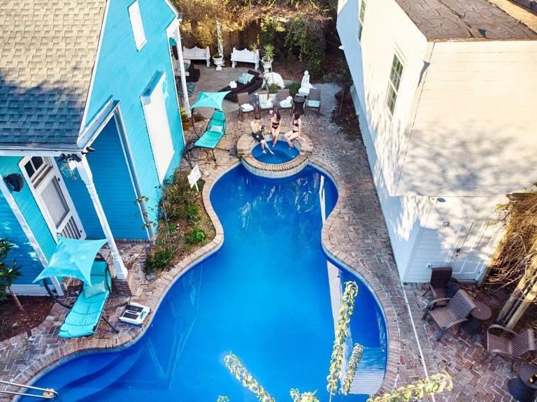 5 BR - Sleeps 8! Steps from Bourbon Street! - B&B New Orleans