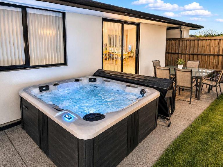 Modern 4BR Stay with Large Living Area in Hornby - Chambres d'hôtes Christchurch