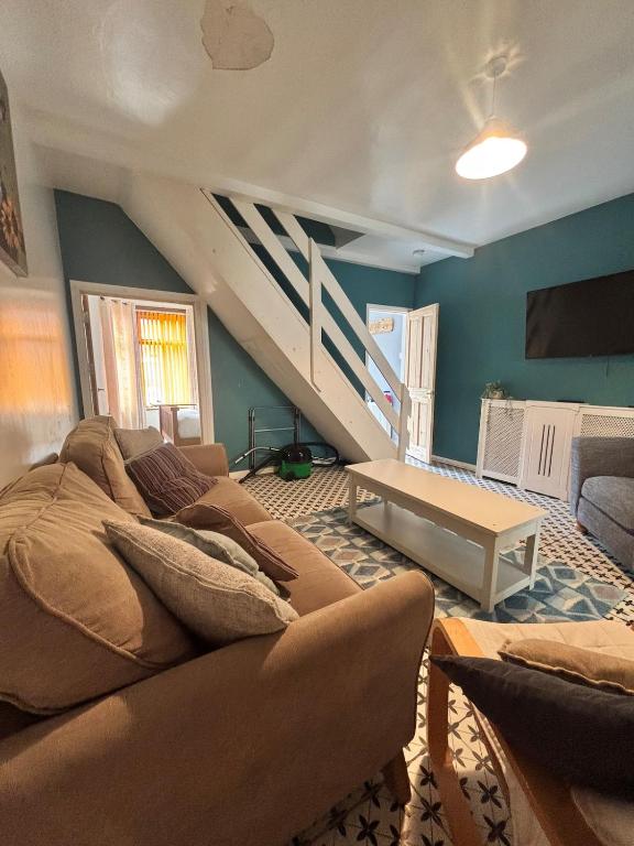 Maple, 3 Double Beds, Contractors Welcome - Ferienwohnung Abertillery