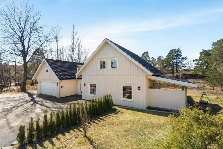Nyoppført enebolig sentralt med eget spa - Bed and Breakfast Bamle