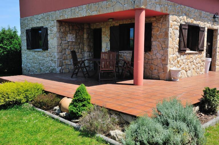 Charming house in Albuerne with fenced garden - B&B Albuerne