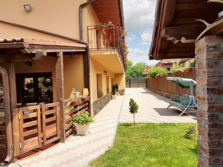 Charming House in Săcele with Garden View + BBQ - B&B Săcele
