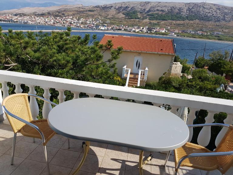 Charming Apartment in Pag with Sea View, 40 sqm - Ferienwohnung Pag