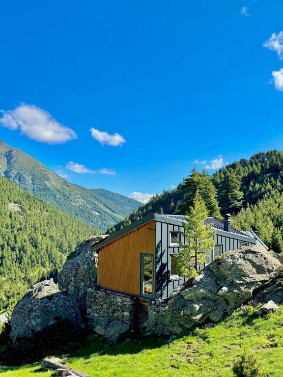 Cabin on a Rock - Mountain Escape - B&B Deçan