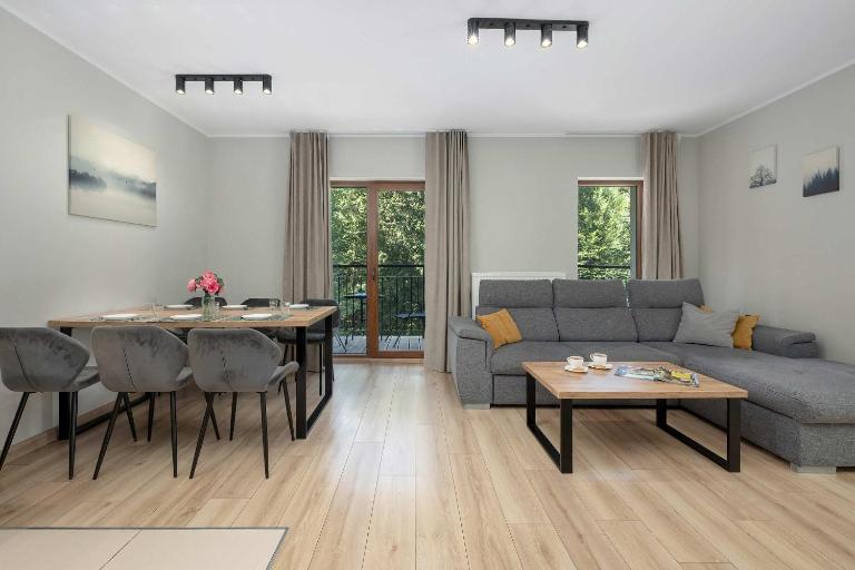 Przytulny Apartament z Balkonem w Szklarskiej Porębie by Noclegi Renters - B&B Szklarska Poręba