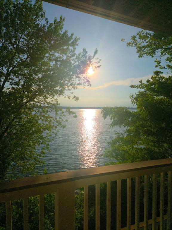 Charming Oceanfront Beach House in East Providence - Bed and Breakfast East Providence