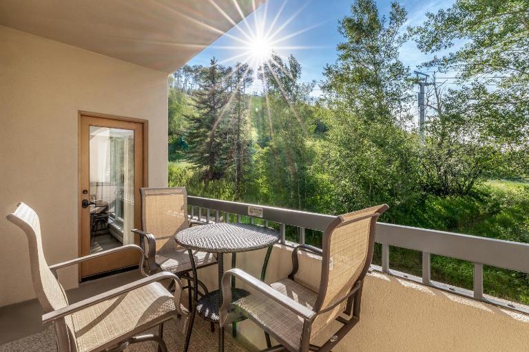 Walk to Beaver Creek Village - 2BR Condo with Chairlift Views, Pool & Hot Tub - B&B Beaver Creek Village