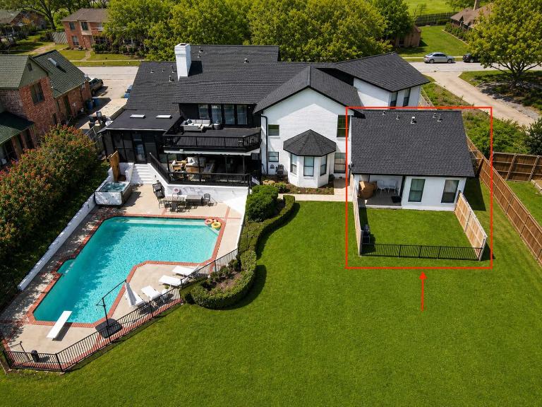 Front Lake Holiday 2BR 1BA Guest Home with Hot Tub - B&B Rowlett